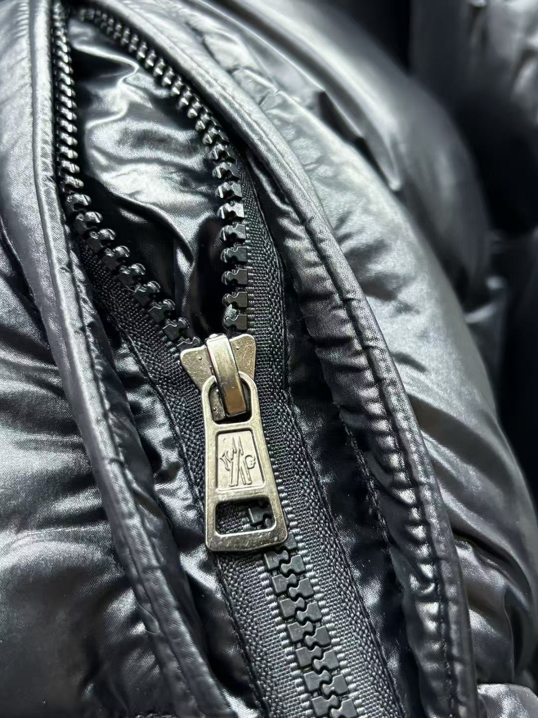 MONCLER PUFFER JACKET IN BLACK