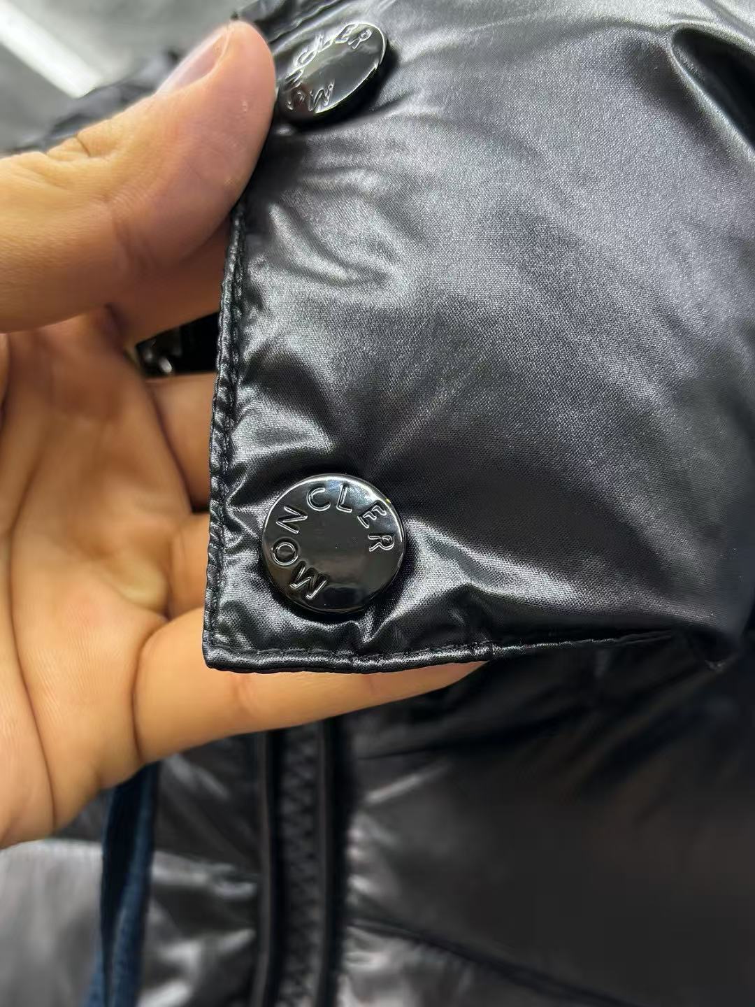 MONCLER PUFFER JACKET IN BLACK