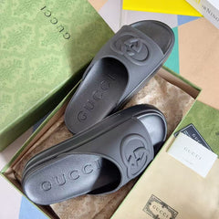 GG EMBOSSED LOGO SLIDE SANDAL IN BLACK RUBBER
