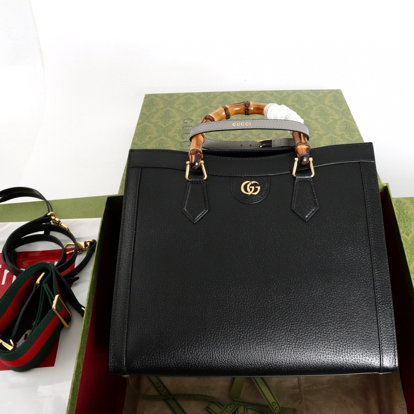 gucci-silver-and-green-interlocking-g-necklace_4e122bd5-597d-48da-ab54-c992fd2a8a1a.jpg