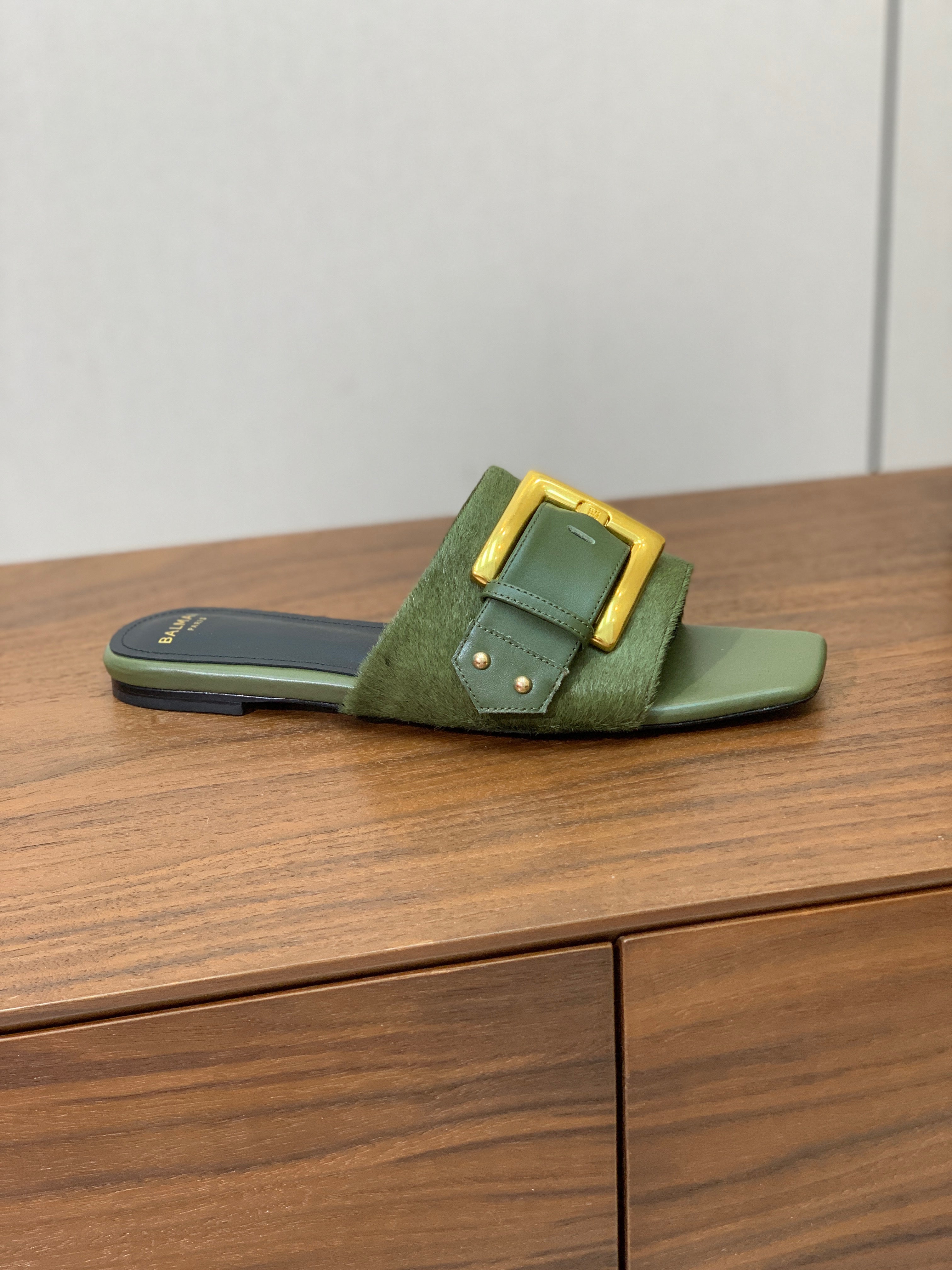BALMAIN 26S B-BELT FLAT SANDALS IN OLIVE GREEN CALFSKIN AND PONY HAIR