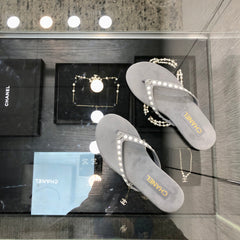 THONG SLIDE IN PALE GRAY SUEDE WITH WHITE DOT