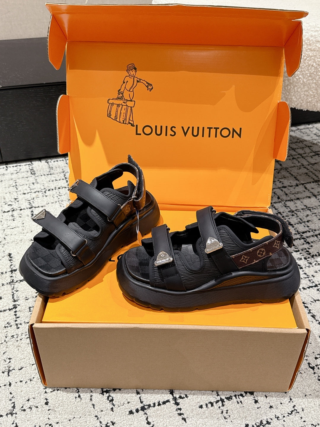 LV WEDGE SANDALS 25S 55 MM IN BLACK CALFSKIN