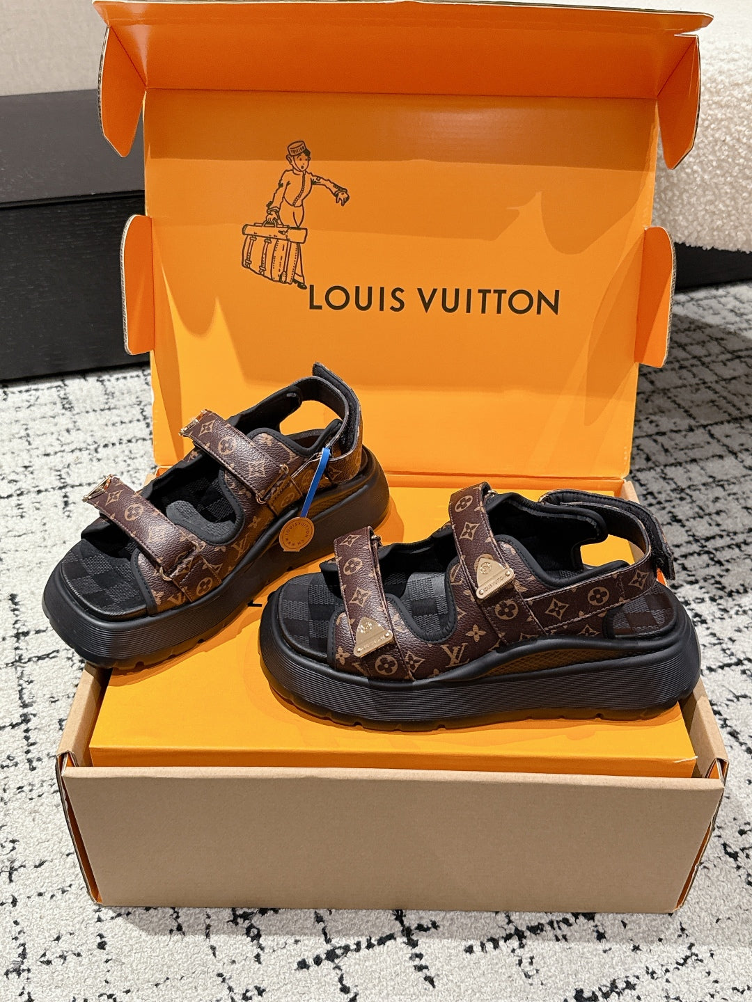 LV WEDGE SANDALS 25S 55 MM IN BROWN AND BLACK CALFSKIN WITH LOGO PATTERN