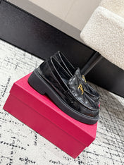 VLTN LOAFER 25S IN BLACK CALFSKIN WITH GOLD HARDWARE