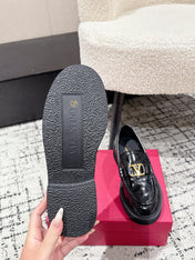 VLTN LOAFER 25S IN BLACK CALFSKIN WITH GOLD HARDWARE