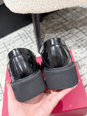 VLTN LOAFER 25S IN BLACK CALFSKIN WITH GOLD HARDWARE