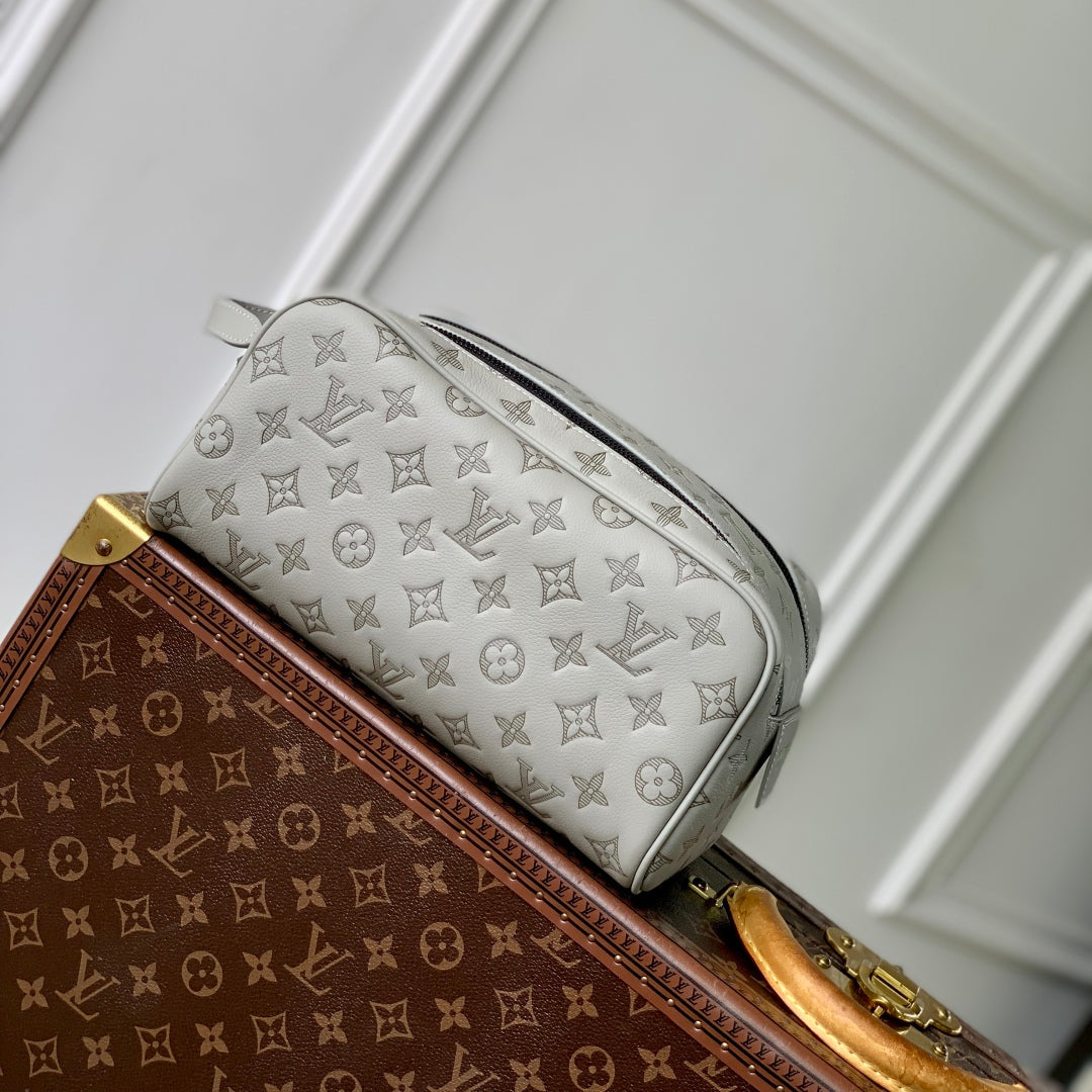 DOPP KIT 28 IN LIGHT GREY MONOGRAM SHADOW CALFSKIN