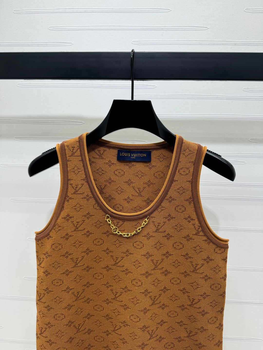 LV ROUND-NECK KNITTED SLEEVELESS VEST 274937