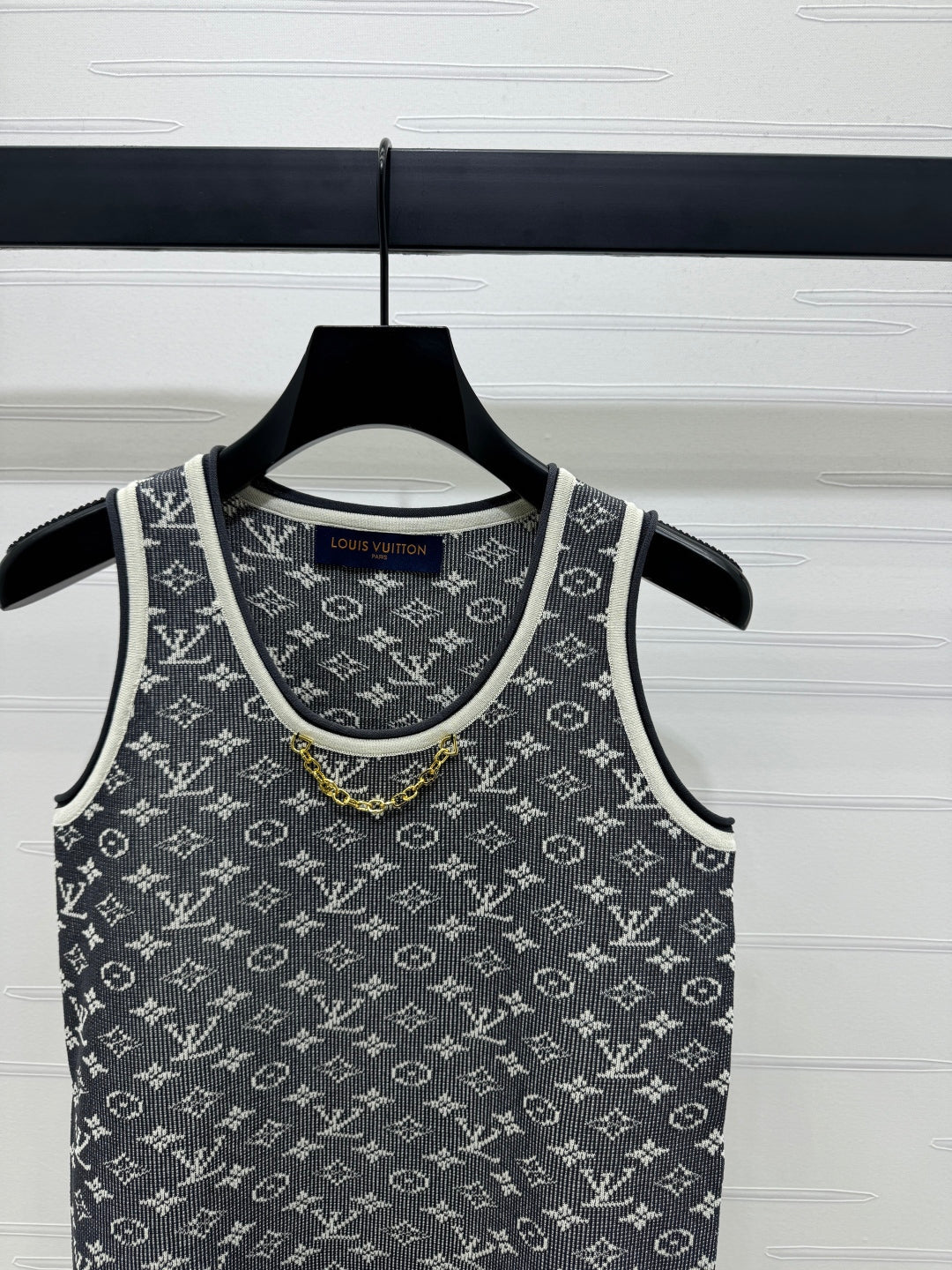 LV ROUND-NECK KNITTED SLEEVELESS VEST 274936