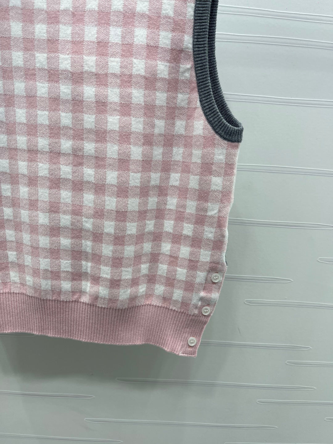 THOM 26S SLEEVELESS SWEATER STYLE 126