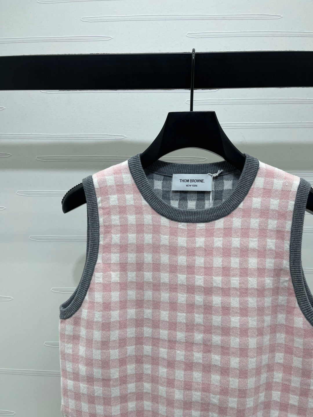 THOM 26S SLEEVELESS SWEATER STYLE 126