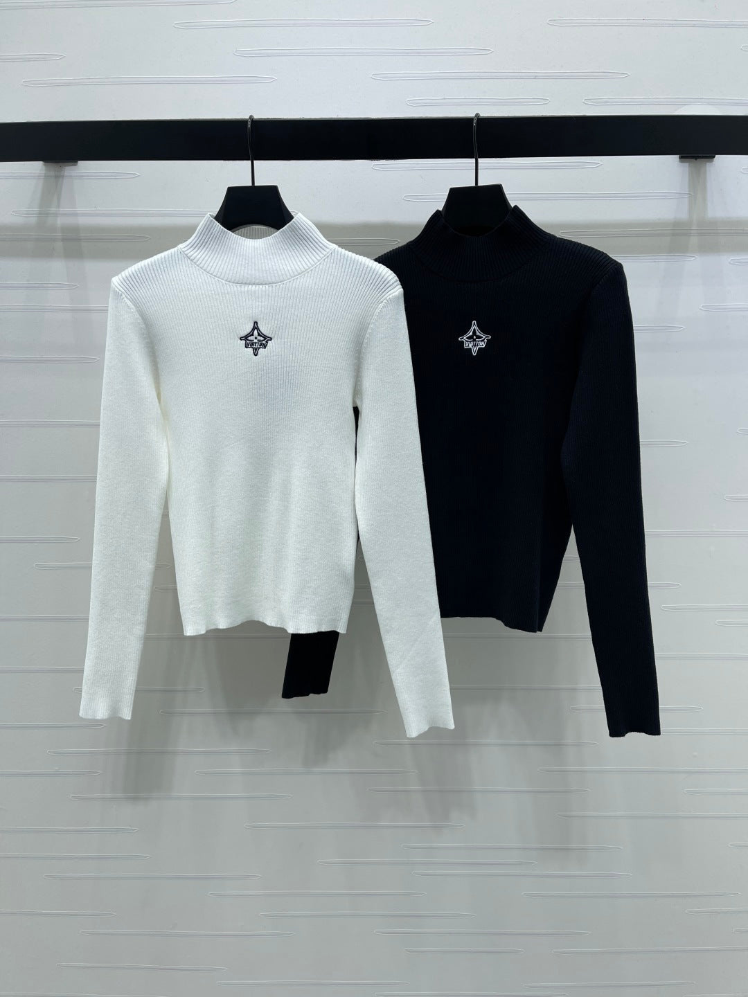 LV 25S LOGO-EMBROIDERED SWEATER 0088