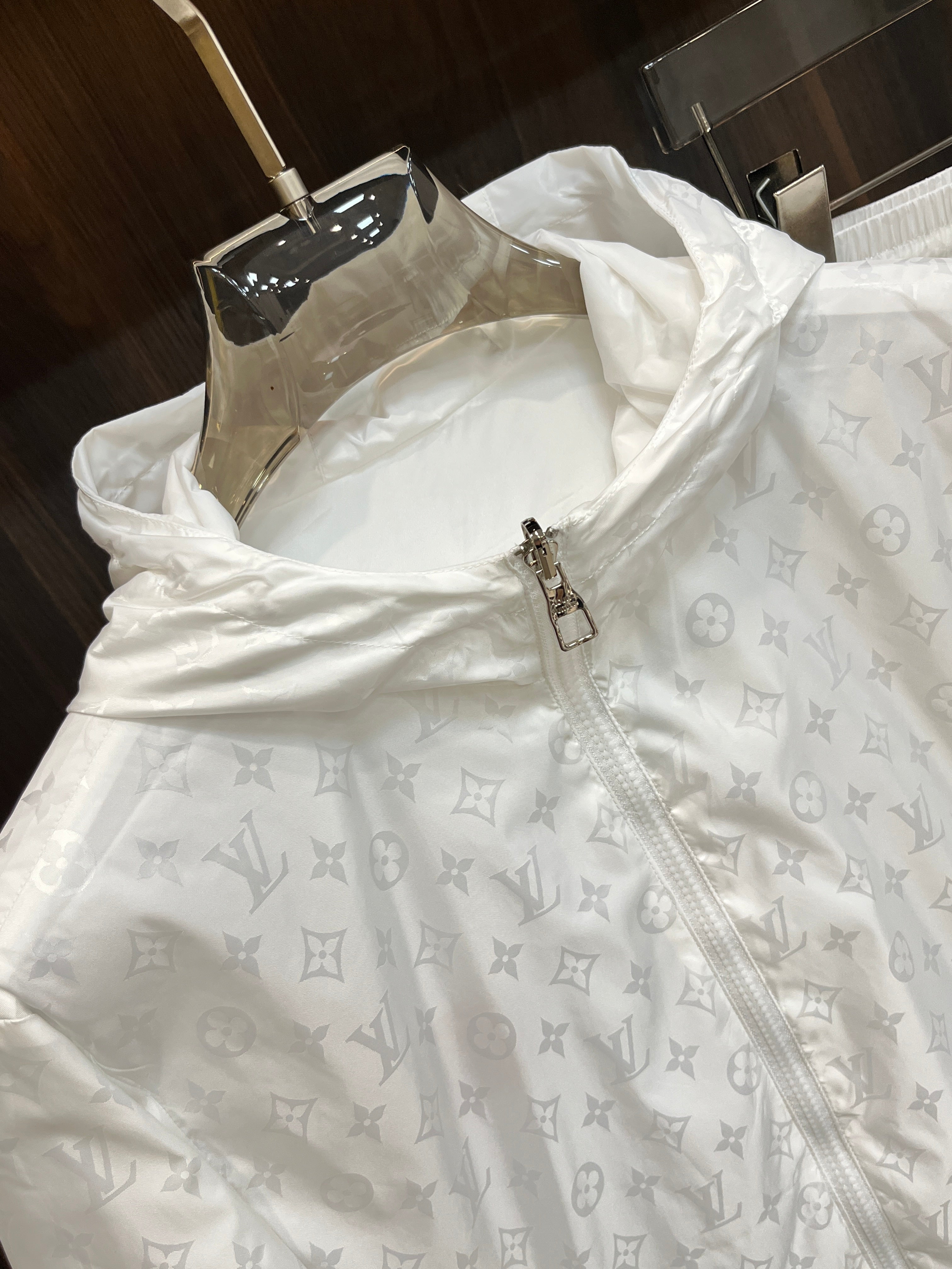 LV SET JACKET AND PANTS WHITE 239590