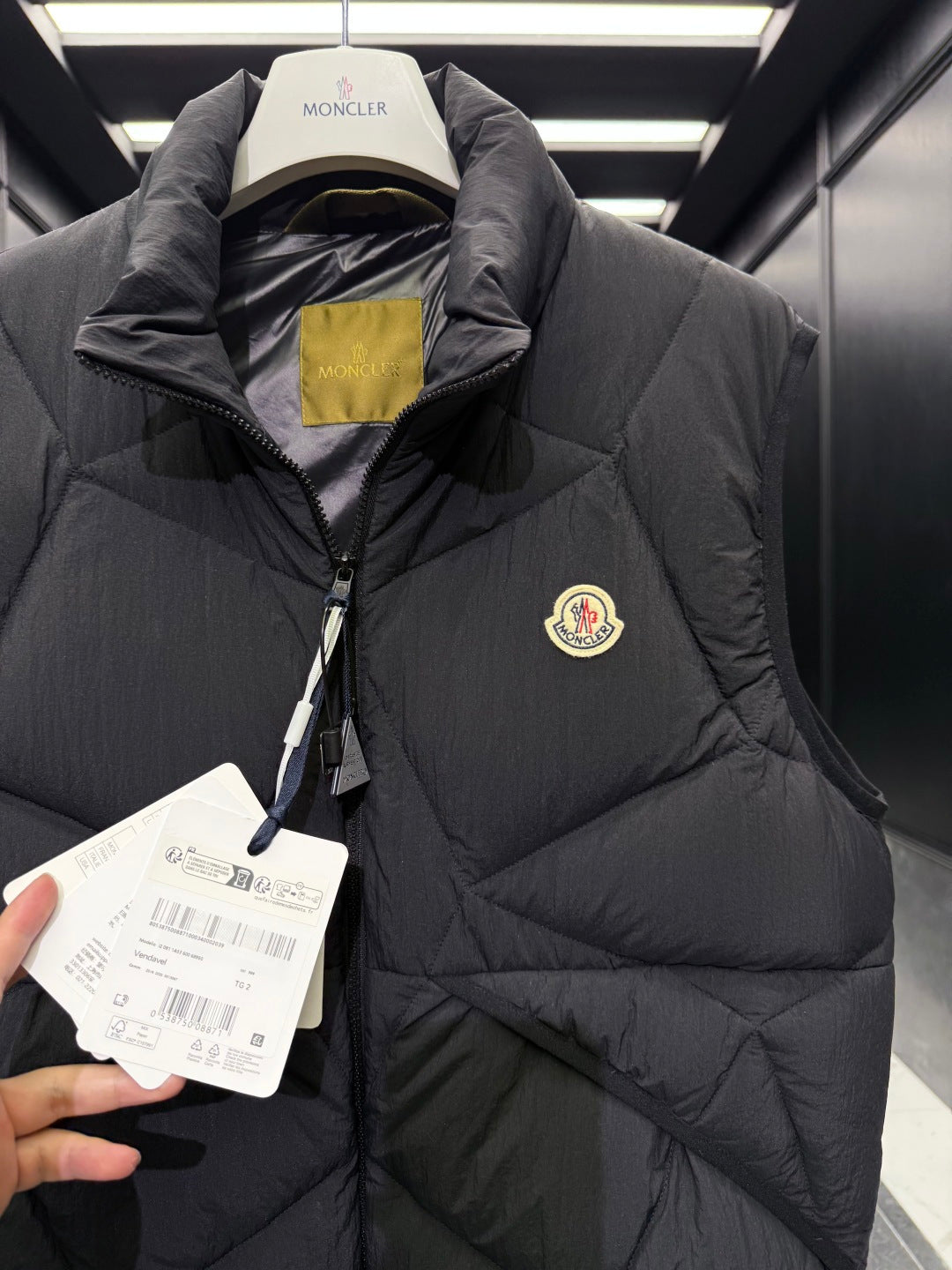 MONCLER 25S SLEEVELESS JACKET 479