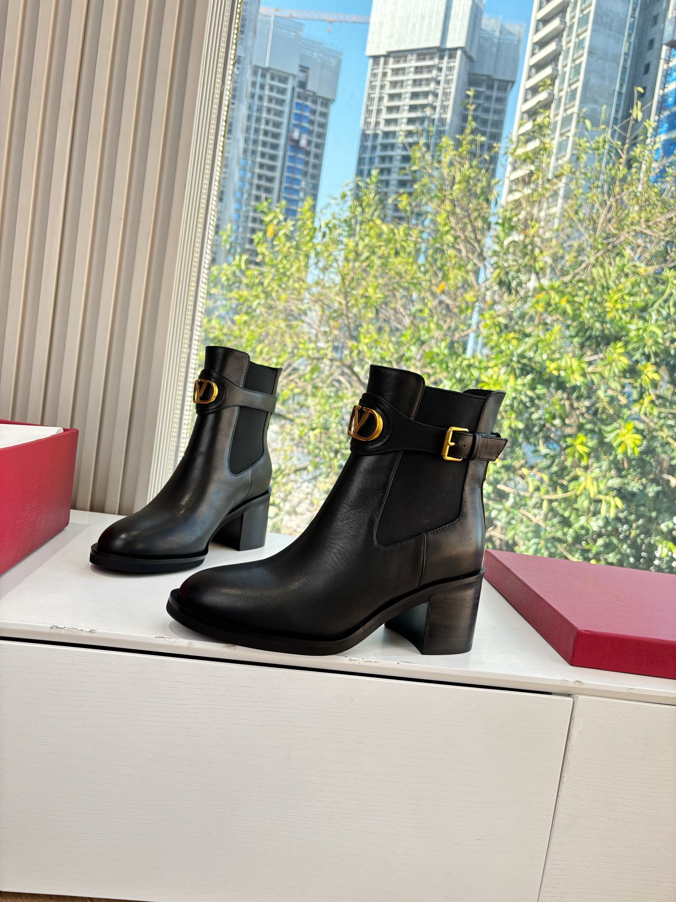 VALENTINO 25S SIGNATURE LOGO BOOTS 60 MM IN BLACK CALFSKIN WITH GOLD HARDWARE