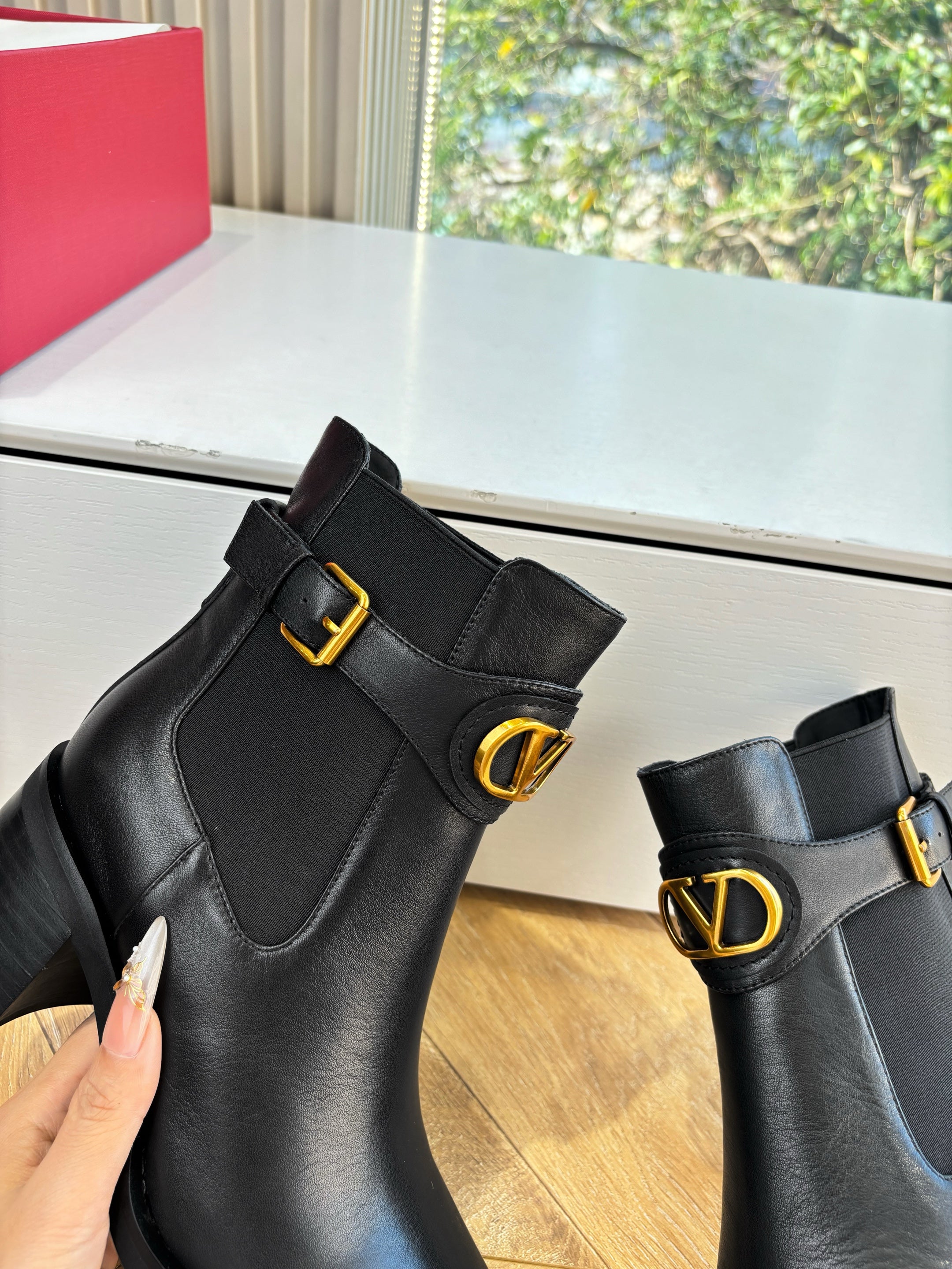 VALENTINO 25S SIGNATURE LOGO BOOTS 60 MM IN BLACK CALFSKIN WITH GOLD HARDWARE