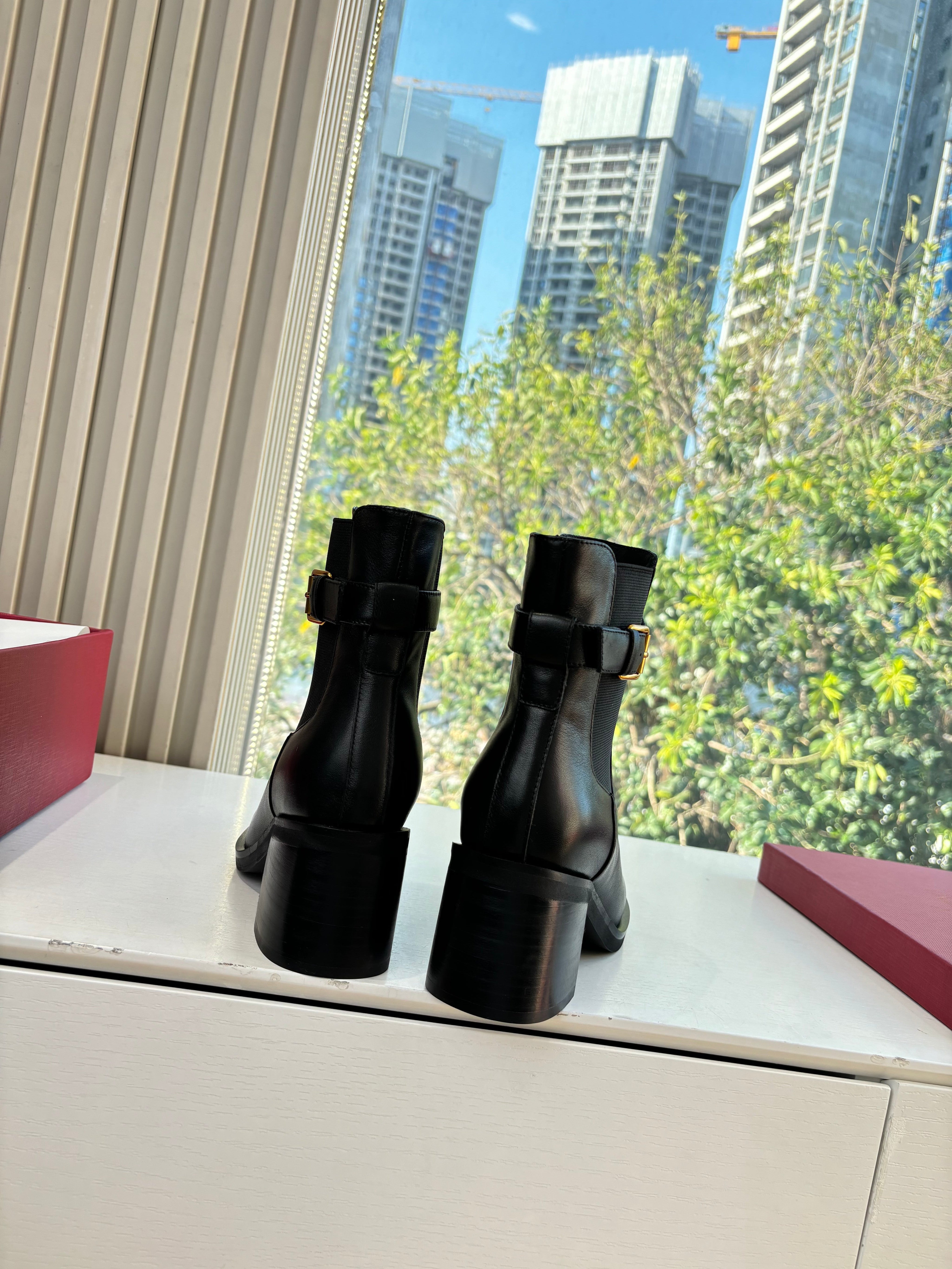 VALENTINO 25S SIGNATURE LOGO BOOTS 60 MM IN BLACK CALFSKIN WITH GOLD HARDWARE