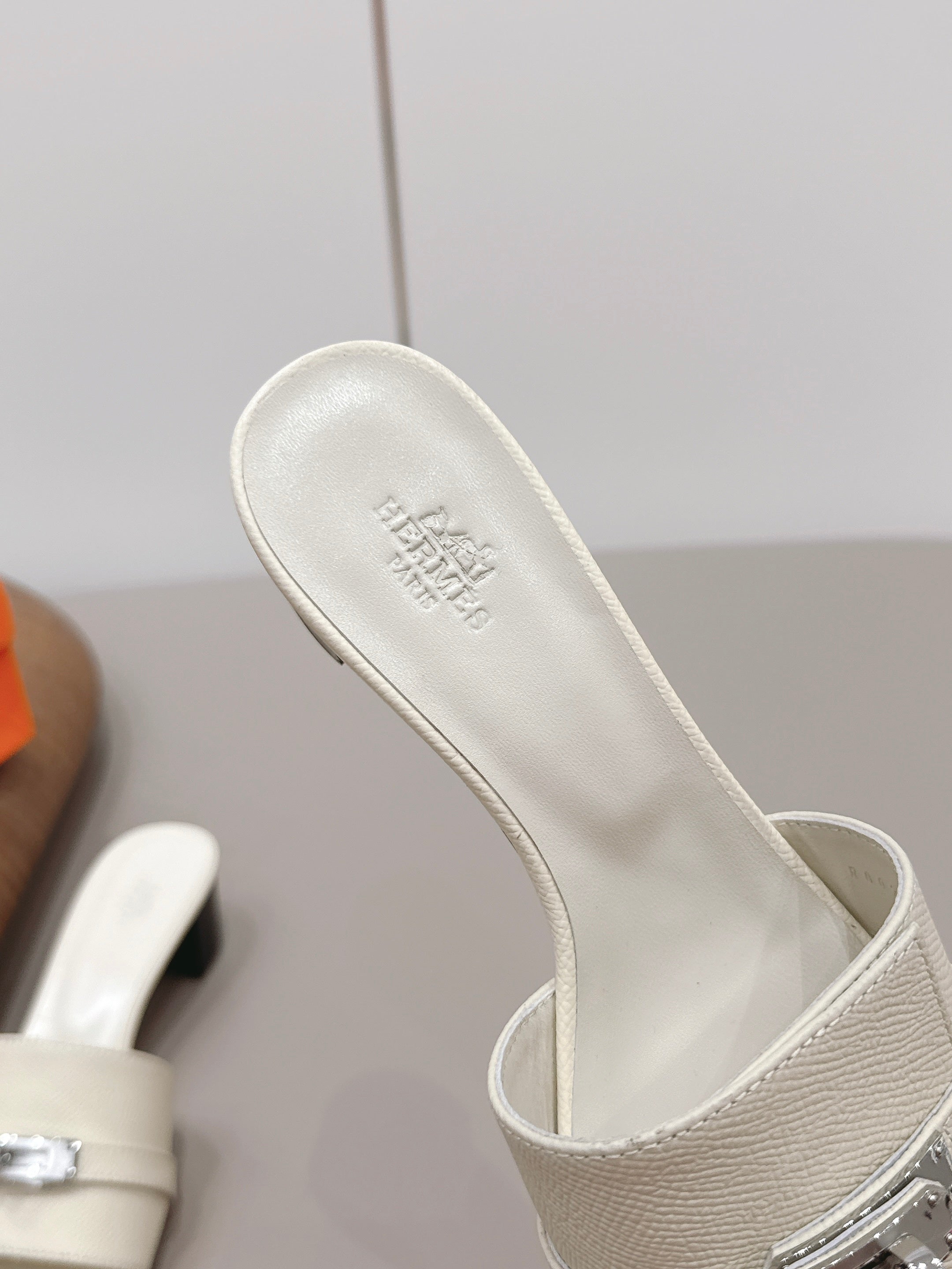 HM 26S KELLY HEEL SANDAL 50MM IN IVORY WHITE EPSOM CALFSKIN SILVER HARDWARE
