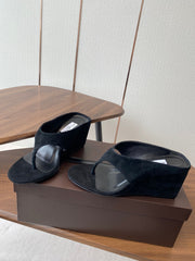 ALAIA WEDGE THONG SANDALS 25S IN BLACK SUEDE