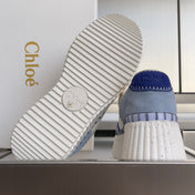 CHLOÉ 26S WEDGE SNEAKERS 70 MM IN WHITE CALFSKIN AND BLUE SUEDE