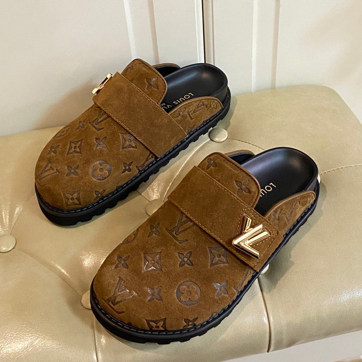 COSY FLAT COMFORT CLOG IN CHOCOLATE BROWN EMBOSSED SUEDE