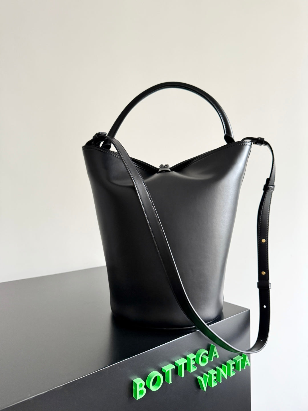 BOTTEGA VENETA 25S MEDIUM LIBERTA 22 IN BLACK CALFSKIN GOLD HARDWARE