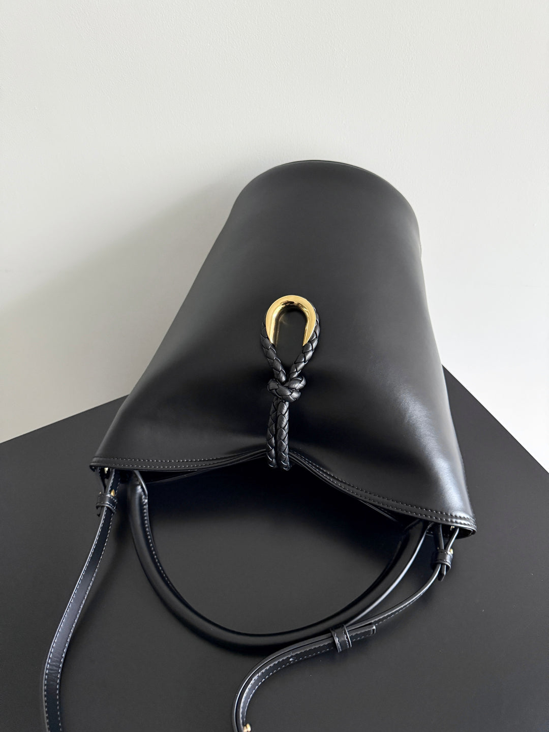 BOTTEGA VENETA 25S MEDIUM LIBERTA 22 IN BLACK CALFSKIN GOLD HARDWARE