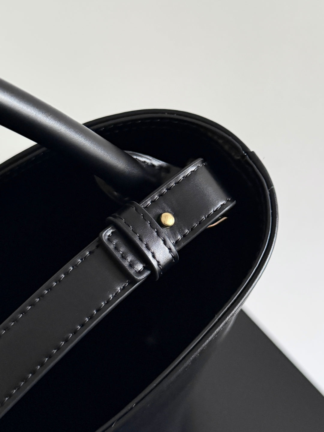 BOTTEGA VENETA 25S MEDIUM LIBERTA 22 IN BLACK CALFSKIN GOLD HARDWARE