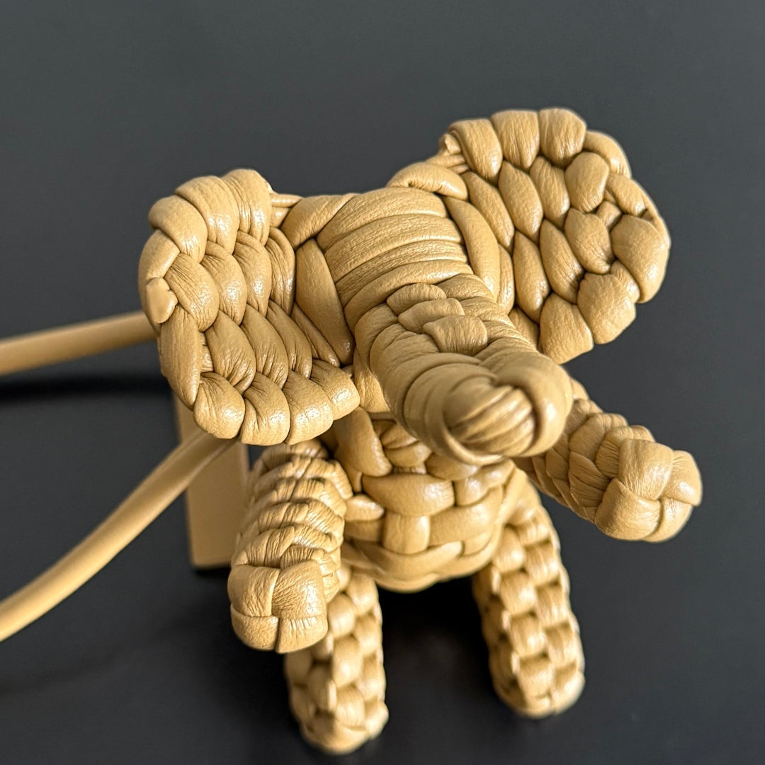 BOTTEGA VENETA 25S DAMEN ELEPHANT CHARM IN WARM GOLDENROD CALFSKIN