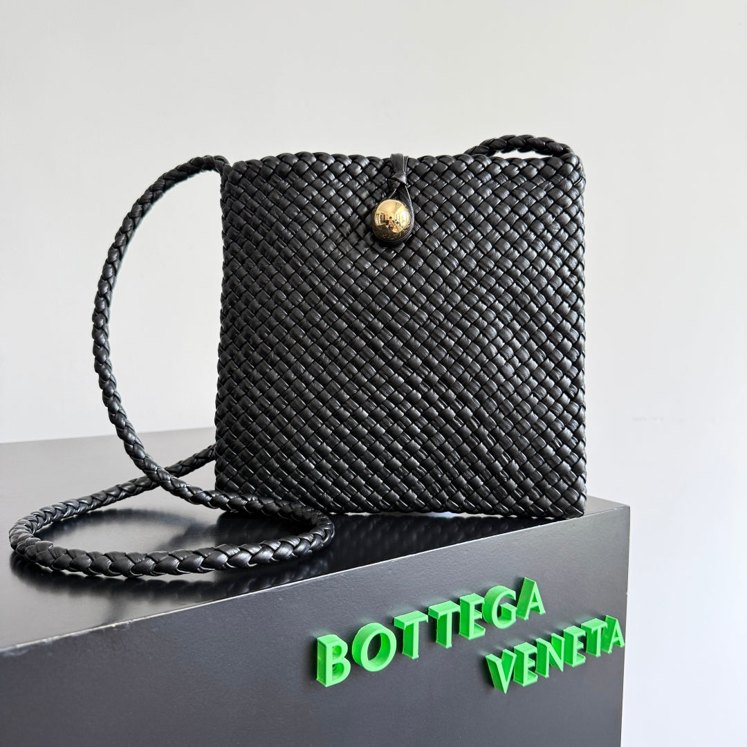 BOTTEGA VENETA 25S TOSCA BAG 19 IN BLACK CALFSKIN GOLD HARDWARE