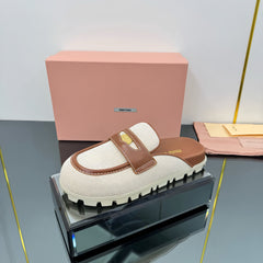 MULES SLIPPERS IN BROWN CALFSKIN AND WHITE DOTS CANVAS WITH GOLD COIN