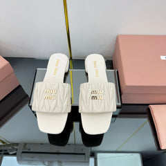 MATELASSÉ SLIDES IN OFF WHITE CALFSKIN