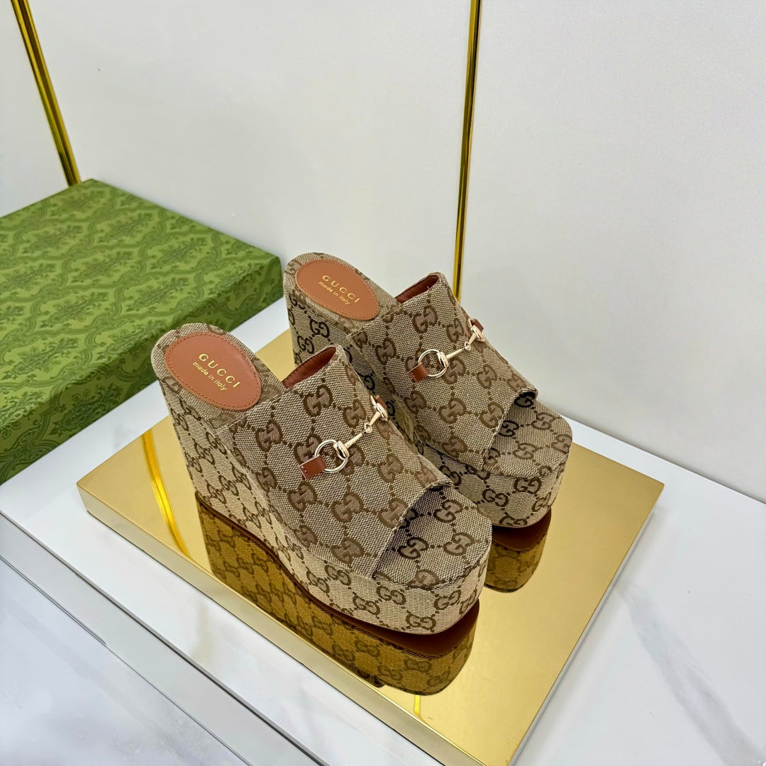 GG WEDGE SLIDES 110 IN DARK BEIGE FABRIC WITH GOLD HARDWARE