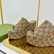 GG WEDGE SLIDES 110 IN DARK BEIGE FABRIC WITH GOLD HARDWARE