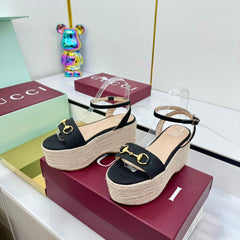 GG HIGH WEDGE SANDALS IN BLACK FABRIC AND RAFFIA WITH GOLD HARDWARE