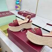 GG HIGH WEDGE SANDALS IN RED FABRIC AND RAFFIA WITH GOLD HARDWARE