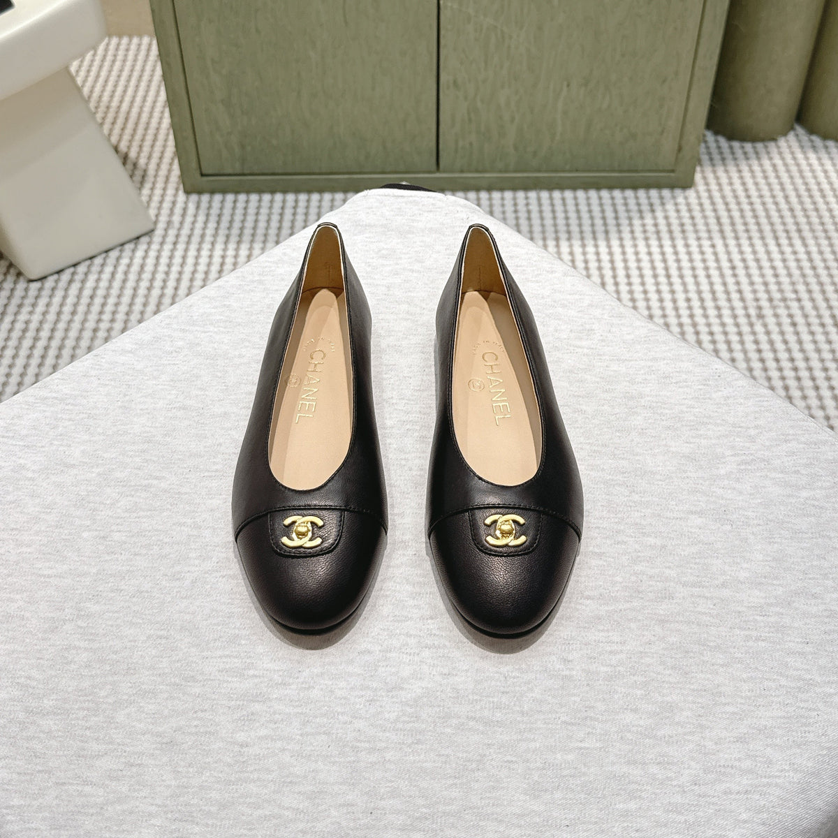 CHANEL 25S BALLET FLATS IN BLACK CALFSKIN GOLD HARDWARE