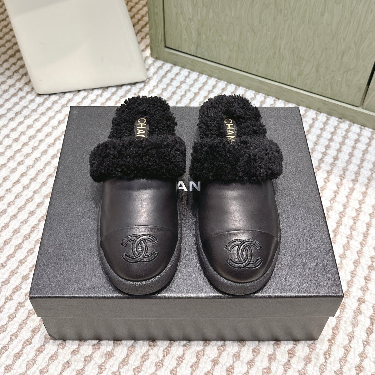CHANEL 25S INDOOR SLIPPERS IN BLACK CALFSKIN FUR-LINED