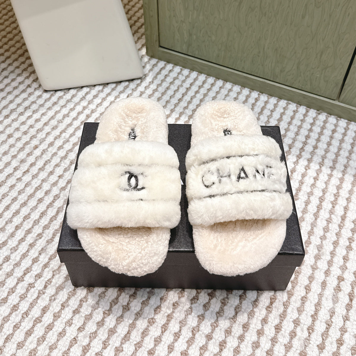 CHANEL 25S FLUFFY SLIDERS IN BEIGE AND WHITE