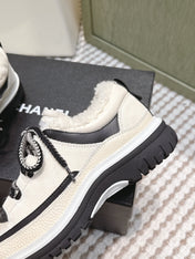 CHANEL 25S THICK-SOLE SNEAKERS IN WHITE AND BLACK CALFSKIN WITH FUR LINING