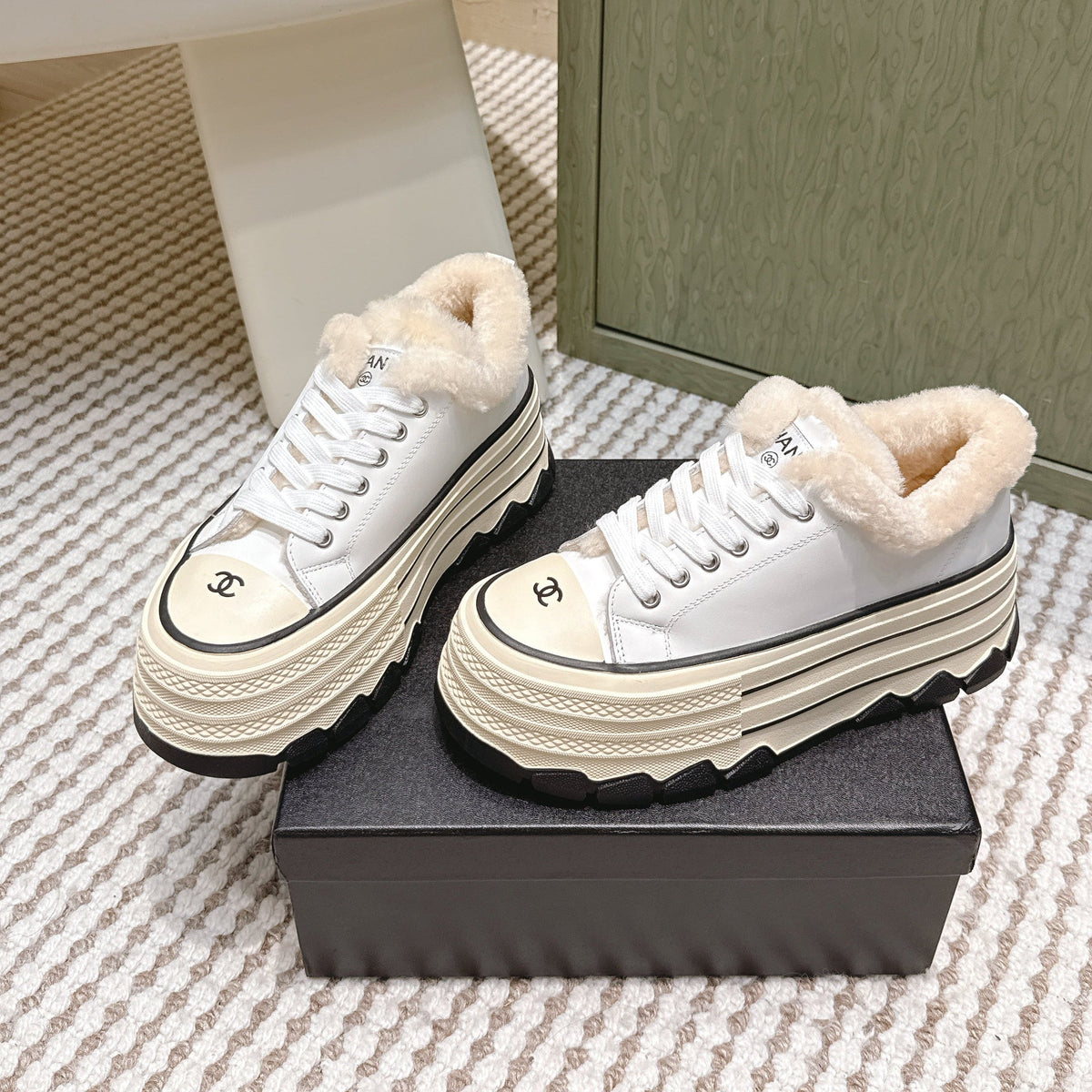 CHANEL 25S THICK-SOLE SNEAKERS 60MM IN WHITE AND BEIGE CALFSKIN WITH FUR LINING