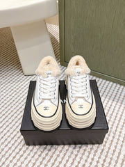 CHANEL 25S THICK-SOLE SNEAKERS 60MM IN WHITE AND BEIGE CALFSKIN WITH FUR LINING