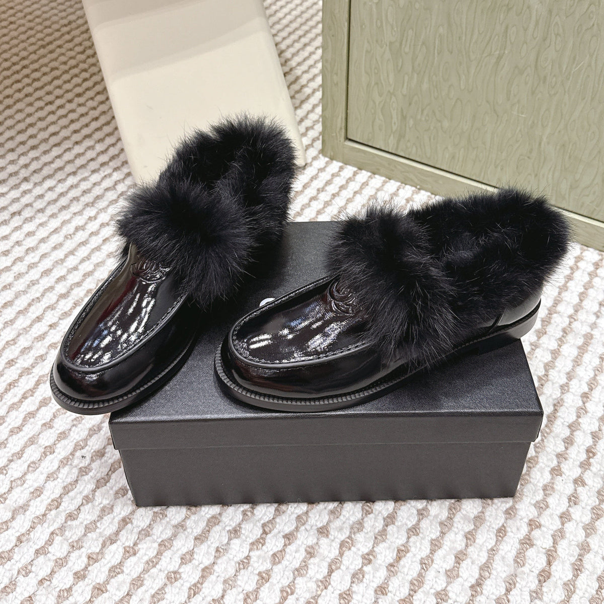 CHANEL 25S LOAFERS MOCCASIN IN BLACK GLOSSY CALFSKIN WITH MINK FUR LINING
