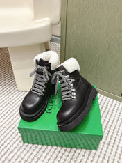BOTTEGA VENETA 26S LUG ANKLE BOOTS IN BLACK CALFSKIN AND WHITE WOOL