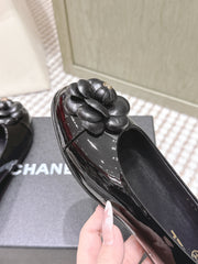 CHANEL 25S BALLET FLAT ROUND TOE IN BLACK PATENT SHEEPSKIN WITH CAMELLIA
