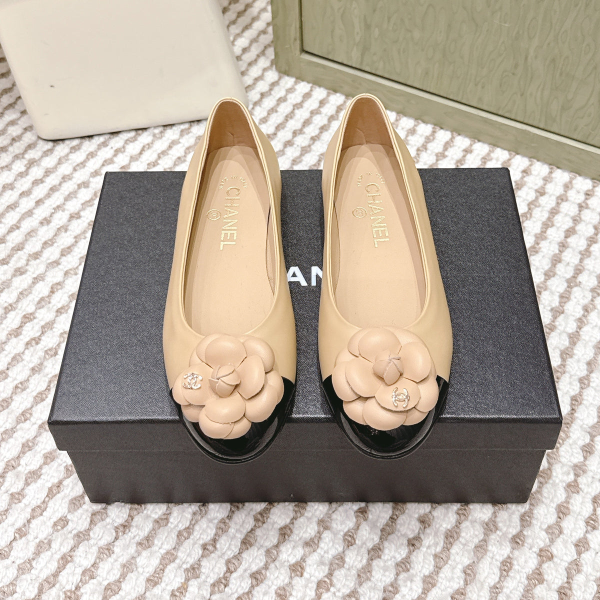 CHANEL 25S BALLET FLAT ROUND TOE IN BEIGE AND BLACK SHEEPSKIN WITH CAMELLIA