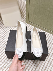 CHANEL 25S BALLET FLAT ROUND TOE IN WHITE AND BLACK SHEEPSKIN WITH CAMELLIA