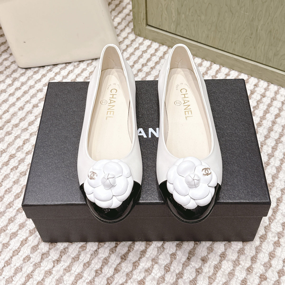 CHANEL 25S BALLET FLAT ROUND TOE IN WHITE AND BLACK SHEEPSKIN WITH CAMELLIA