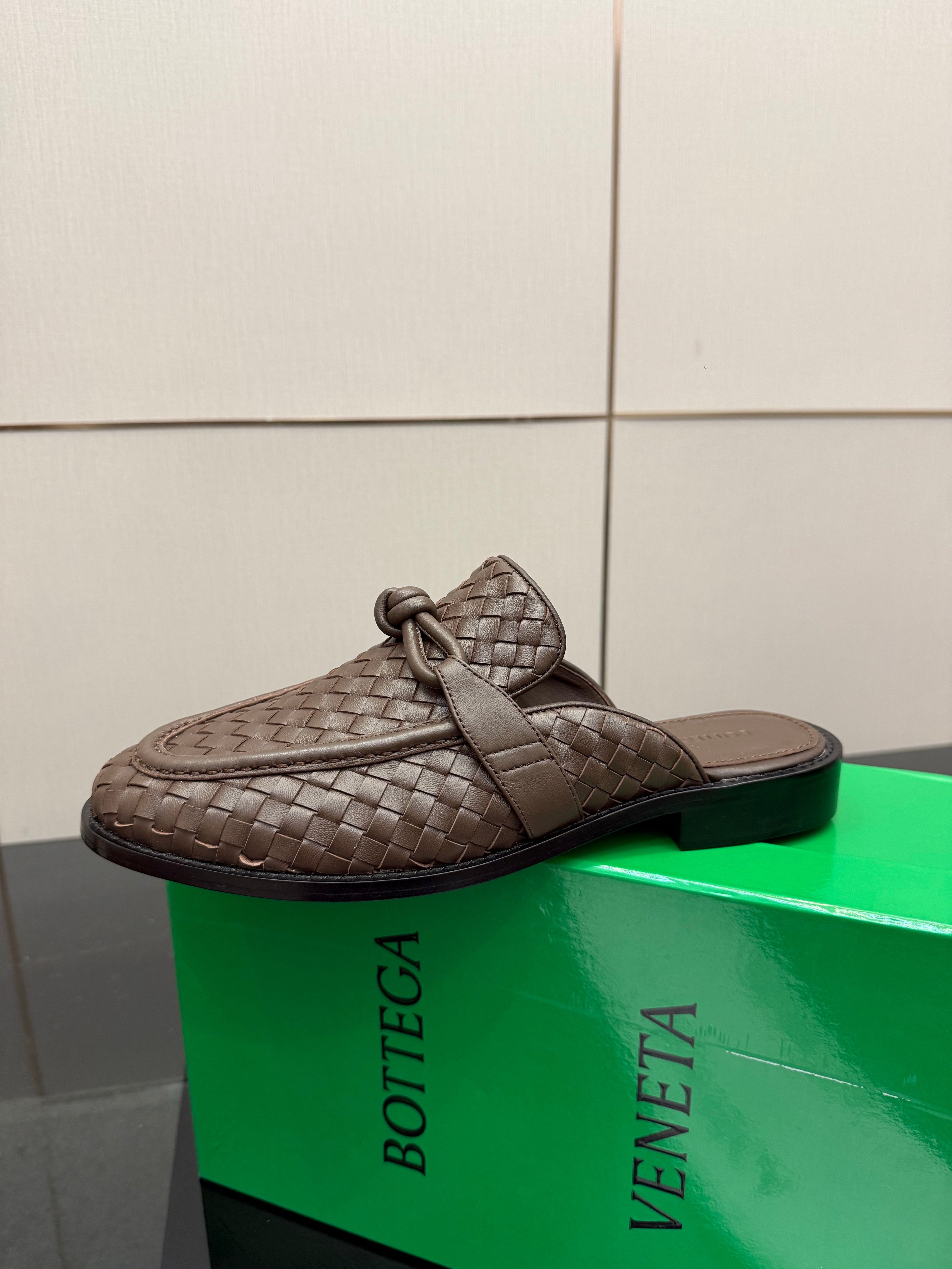 BOTTEGA VENETA 26S BACKLESS LOAFERS IN BROWN TECHNICAL WOVEN CALFSKIN STYLE 1